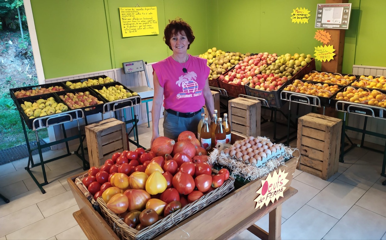 Le point de vente du Domaine des Moines avec ses fruits, légumes, jus et œufs