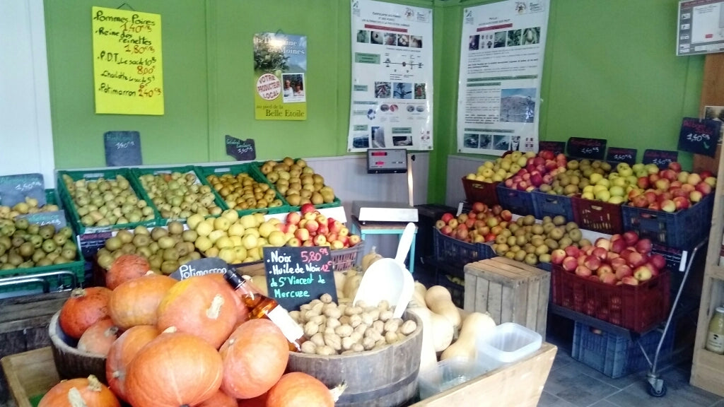 Pommes, poires, courges et noix au point de vente du Domaine des Moines