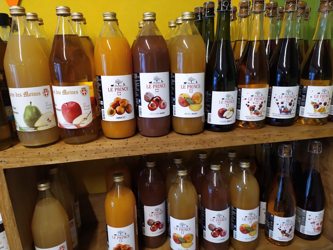 Le rayon des jus et boissons au magasin